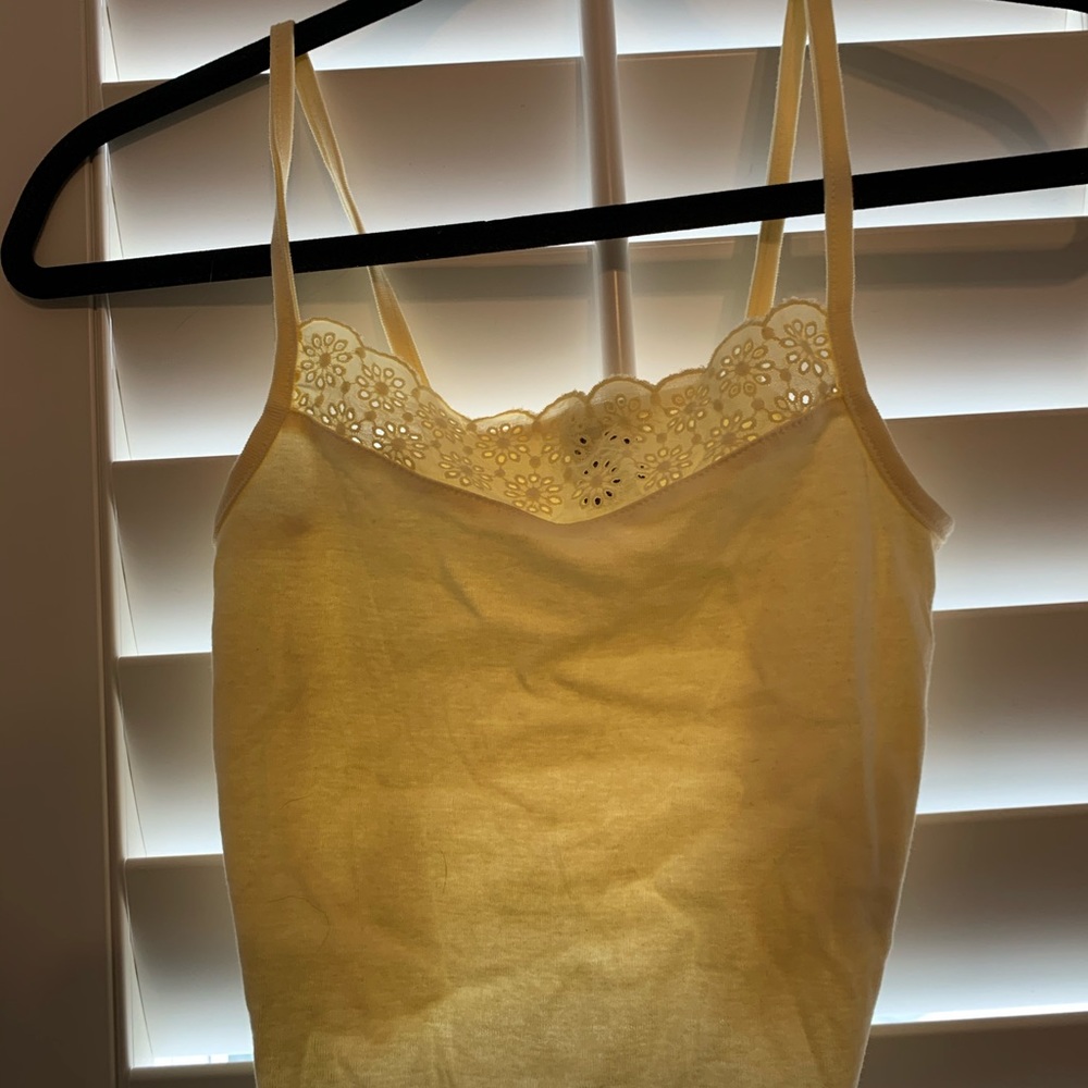 URBAN Light yellow crop tank with detail